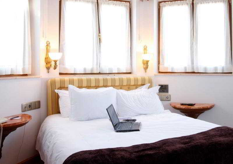 Ayre Hotel Alfonso II Oviedo Oda fotoğraf